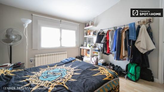 Amplia habitación con cama matrimonial en alquiler en Chueca. - MADRID