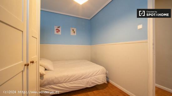 Encantadora habitación con cama matrimonial en alquiler en Chueca. - MADRID