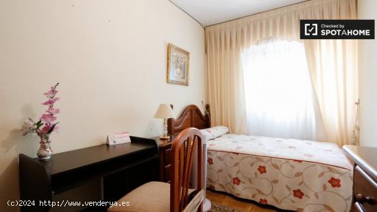 Habitación luminosa en alquiler en apartamento de 3 dormitorios en Villa de Vallecas - MADRID