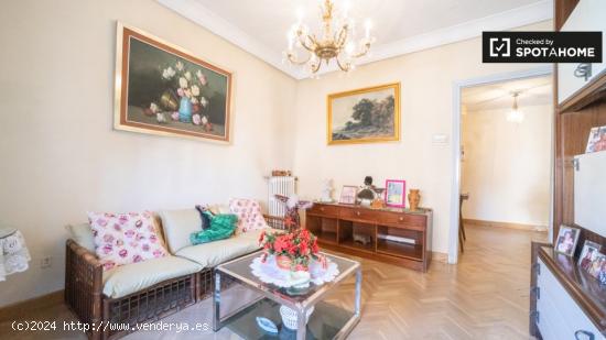 Apartamento de 4 dormitorios en alquiler en Cuatro Caminos. - MADRID