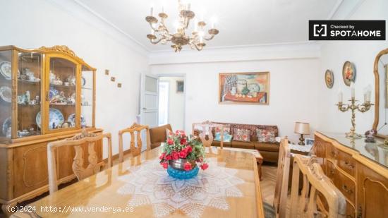 Apartamento de 4 dormitorios en alquiler en Cuatro Caminos. - MADRID