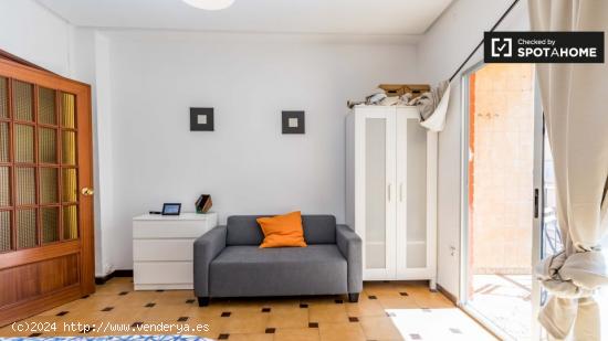 Amplia habitación con cama doble en alquiler en L'Amistat. - VALENCIA