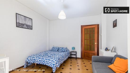 Amplia habitación con cama doble en alquiler en L'Amistat. - VALENCIA