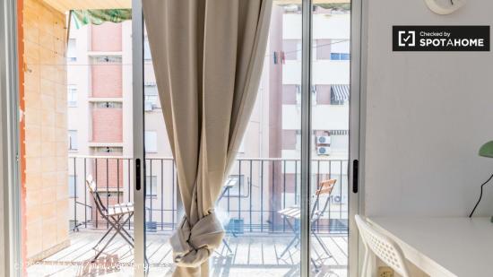 Amplia habitación con cama doble en alquiler en L'Amistat. - VALENCIA