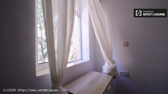 Habitación ordenada en el apartamento de 4 dormitorios en Camins al Grau - VALENCIA