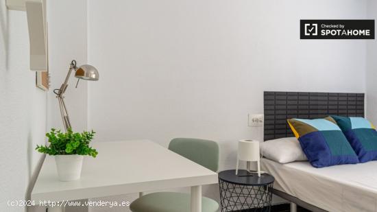 Moderna habitación en alquiler en apartamento de 5 dormitorios en El Pla del Real - VALENCIA