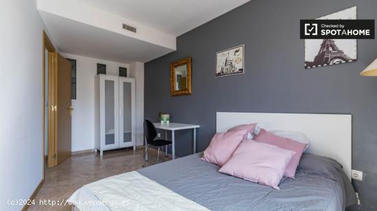 Moderna habitación en apartamento de 6 dormitorios en El Pla del Real - VALENCIA