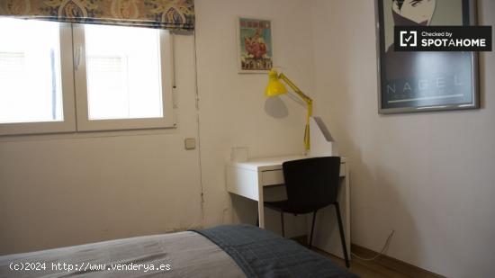 Acogedora habitación en piso de 5 dormitorios en Chueca, Madrid - MADRID