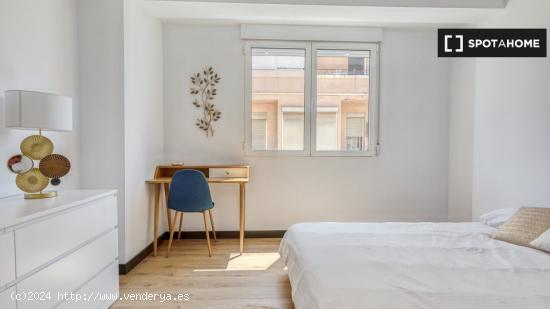 Amplia habitación en alquiler en apartamento de 4 dormitorios en Poblats Marítims - VALENCIA