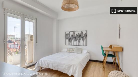 Habitación luminosa en alquiler en apartamento de 4 dormitorios en Poblats Marítims - VALENCIA