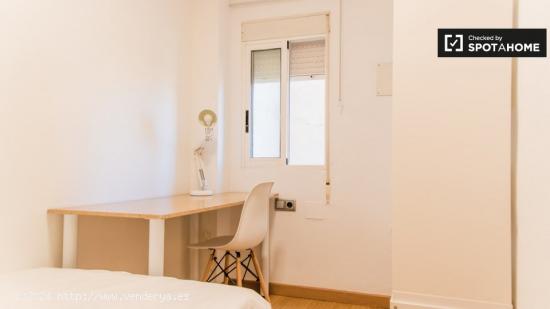 Habitación amueblada en alquiler en apartamento de 4 dormitorios, Poblats Marítims. - VALENCIA