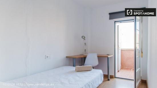 Se alquila habitación luminosa en apartamento de 4 dormitorios, Poblats Marítims - VALENCIA