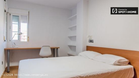 Se alquila generosa habitación en apartamento de 4 dormitorios, Poblats Marítims - VALENCIA