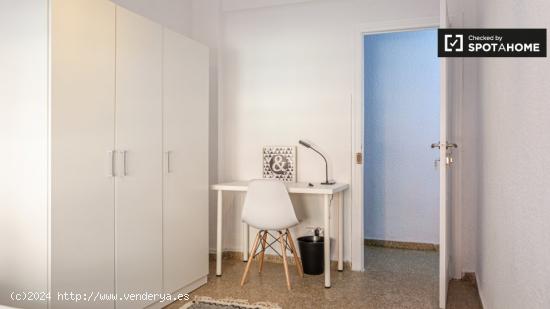 Moderna habitación en alquiler en piso de 4 dormitorios en Algirós - VALENCIA