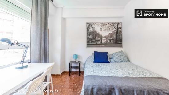 Se alquila habitación sencilla en apartamento de 9 habitaciones en Mestalla - VALENCIA