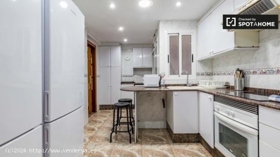 Se alquila habitación sencilla en apartamento de 9 habitaciones en Mestalla - VALENCIA