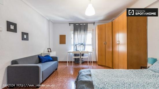 Se alquila habitación de vainilla en apartamento de 9 dormitorios en Mestalla - VALENCIA