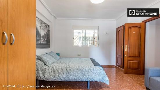 Se alquila habitación de vainilla en apartamento de 9 dormitorios en Mestalla - VALENCIA