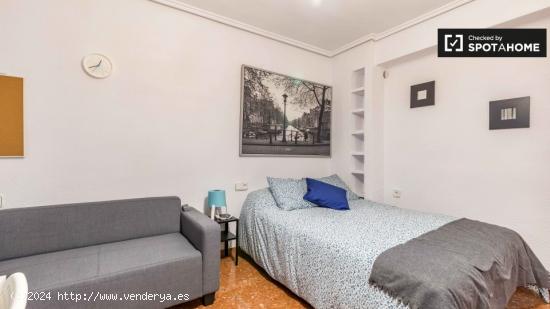 Se alquila habitación al aire libre en apartamento de 9 dormitorios en Mestalla - VALENCIA