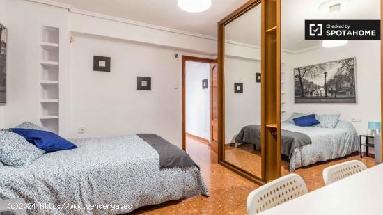 Se alquila habitación al aire libre en apartamento de 9 dormitorios en Mestalla - VALENCIA