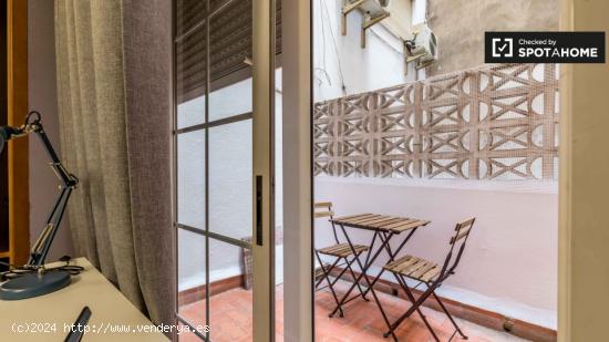 Se alquila habitación al aire libre en apartamento de 9 dormitorios en Mestalla - VALENCIA