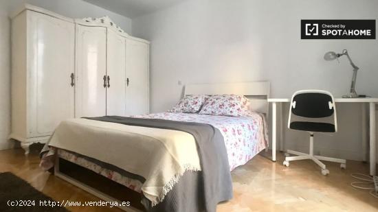 Amplia habitación en apartamento de 6 dormitorios en Malasaña - MADRID