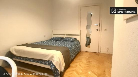 Habitación grande en apartamento de 6 dormitorios en Malasaña - MADRID