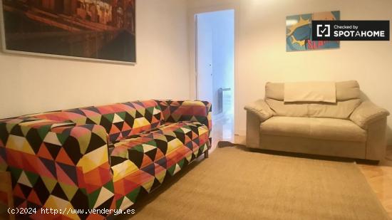 Habitación grande en apartamento de 6 dormitorios en Malasaña - MADRID