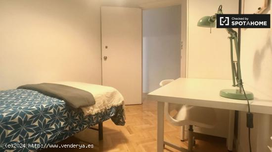 Acogedora habitación en un apartamento de 6 dormitorios en Malasaña - MADRID