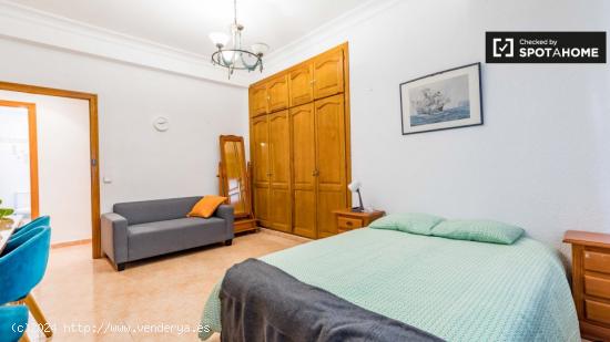 Habitación luminosa en apartamento de 5 dormitorios en Algirós - VALENCIA