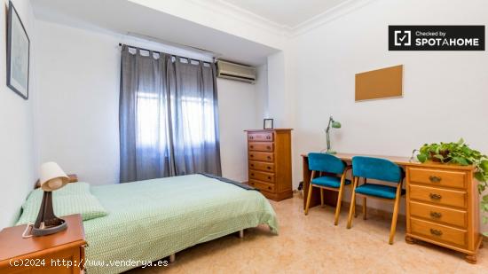 Habitación luminosa en apartamento de 5 dormitorios en Algirós - VALENCIA