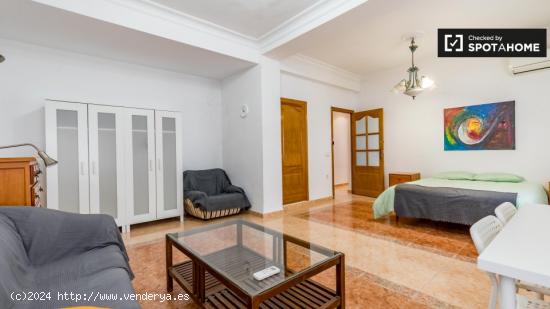 Habitación luminosa en apartamento de 5 dormitorios en Algirós - VALENCIA