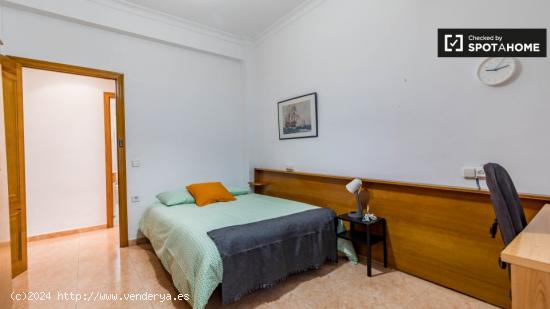 Amplia habitación en apartamento de 5 dormitorios en Algirós - VALENCIA