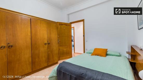 Amplia habitación en apartamento de 5 dormitorios en Algirós - VALENCIA