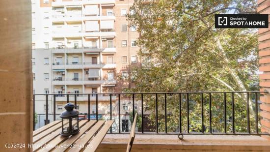 Amplia habitación en apartamento de 5 dormitorios en Algirós - VALENCIA