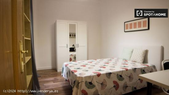 Amplia habitación en alquiler en apartamento de 5 dormitorios en Cuatro Caminos - MADRID