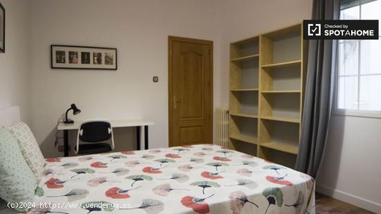 Amplia habitación en alquiler en apartamento de 5 dormitorios en Cuatro Caminos - MADRID