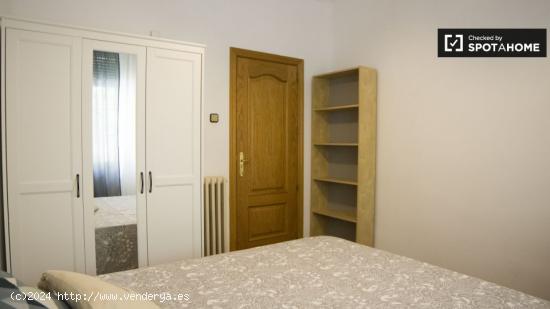 Se alquila habitación luminosa en apartamento de 5 dormitorios en Cuatro Caminos - MADRID