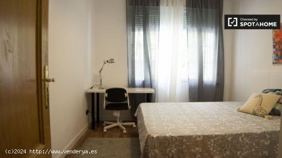 Se alquila habitación luminosa en apartamento de 5 dormitorios en Cuatro Caminos - MADRID