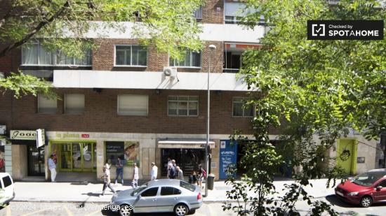 Elegante habitación en alquiler en un apartamento de 5 dormitorios en Cuatro Caminos - MADRID