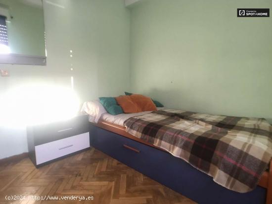  Acogedora habitación en alquiler en apartamento de 3 dormitorios en Aluche - MADRID 