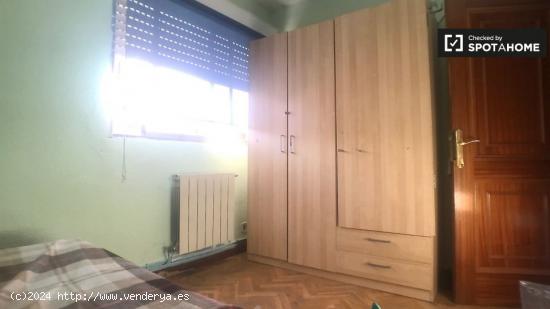 Acogedora habitación en alquiler en apartamento de 3 dormitorios en Aluche - MADRID