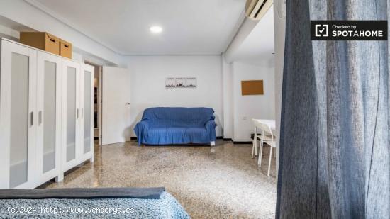 Gran habitación en apartamento de 5 dormitorios en Quatre Carreres - VALENCIA