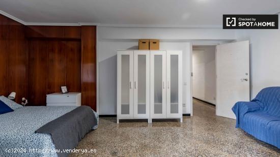 Gran habitación en apartamento de 5 dormitorios en Quatre Carreres - VALENCIA