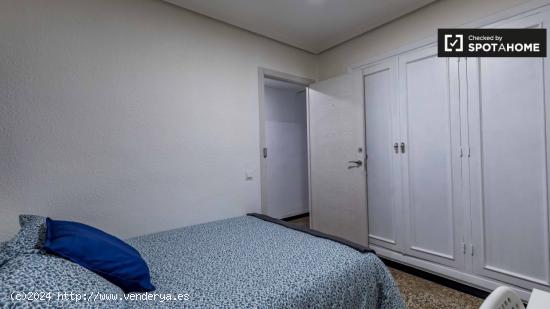 Amplia habitación en un apartamento de 5 dormitorios en Quatre Carreres - VALENCIA