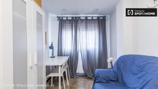 Habitación luminosa en apartamento de 5 dormitorios en Quatre Carreres - VALENCIA