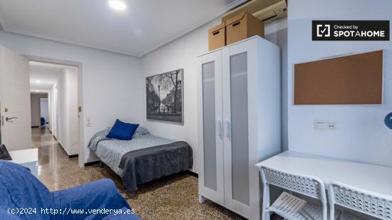 Habitación luminosa en apartamento de 5 dormitorios en Quatre Carreres - VALENCIA