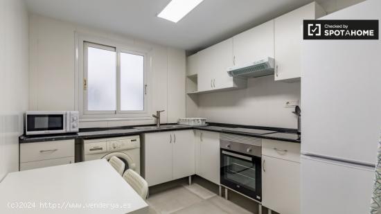 Habitación luminosa en apartamento de 5 dormitorios en Quatre Carreres - VALENCIA