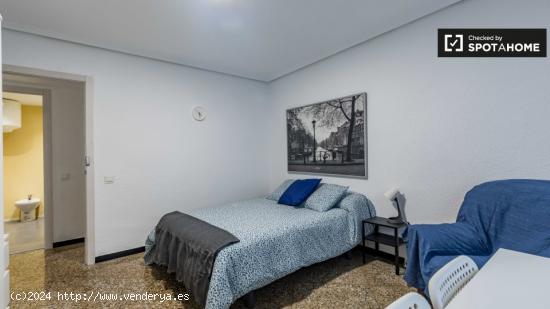 Moderna habitación en apartamento de 5 dormitorios en Quatre Carreres - VALENCIA