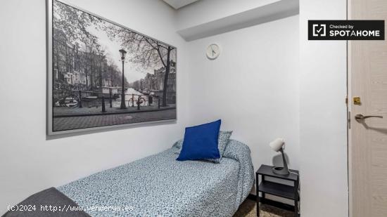 Acogedora habitación en apartamento de 5 dormitorios en Quatre Carreres - VALENCIA